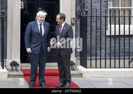 Le président israélien Isaac Herzog rencontre le Premier ministre britannique Boris Johnson au 10 Downing Street pour des pourparlers bilatéraux.Londres, Royaume-Uni.23 novembre 2021. Banque D'Images