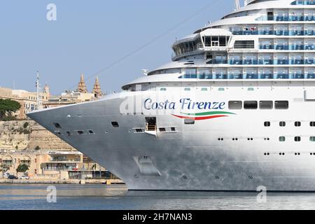 La Costa Firenze entre dans le Grand Port de la Valette, Malte Banque D'Images