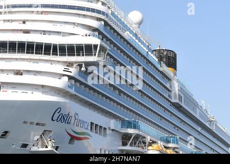 La Costa Firenze entre dans le Grand Port de la Valette, Malte Banque D'Images