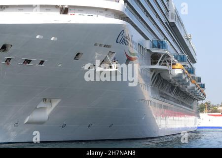 La Costa Firenze entre dans le Grand Port de la Valette, Malte Banque D'Images