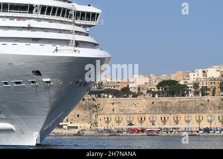 La Costa Firenze entre dans le Grand Port de la Valette, Malte Banque D'Images