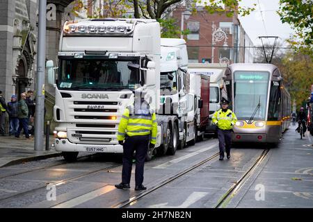 Les chauffeurs de camions prennent part à une manifestation sur Dawson Street dans le centre-ville de Dublin, pour appeler à une baisse des prix du carburant.Date de la photo: Mercredi 24 novembre 2021. Banque D'Images