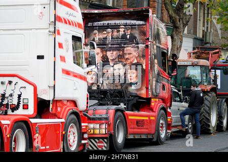 Les chauffeurs de camions prennent part à une manifestation sur Dawson Street dans le centre-ville de Dublin, pour appeler à une baisse des prix du carburant.Date de la photo: Mercredi 24 novembre 2021. Banque D'Images