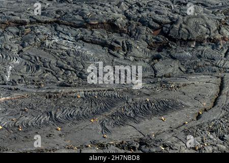 Gros plan de la lave noire froide du volcan Faggadalsfjall en Islande Banque D'Images