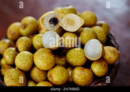 Groupe de fruits de longan dans un panier en osier Banque D'Images