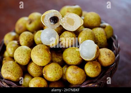 Groupe de fruits de longan dans un panier en osier Banque D'Images