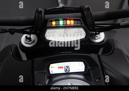 Moto Ducati Diavel : gros plan sur le tableau de bord éclairé à l'écran dans un concessionnaire à São Paulo - São Paulo - Brésil. Banque D'Images