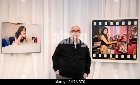 Londres, Royaume-Uni.24 novembre 2021.Mitch Winehouse, le père d'Amy, à l'ouverture d'Amy: Beyond the Stage, la première grande exposition rétrospective sur le musicien britannique Amy Winehouse.Marquant le 10 ans d’anniversaire de la mort de la chanteuse, l’exposition présente des éléments de sa carrière initiale, des tenues de scène, des paroles manuscrites et des éléments personnels qui n’ont jamais été exposés auparavant, y compris sa guitare bleue Daphne Fender Stratocoaster.Credit: Stephen Chung / Alamy Live News Banque D'Images