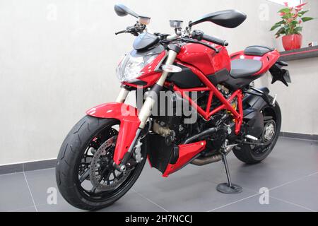 Ducati Streetfighter 848 moto: Vue avant de la moto, couleur rouge.São Paulo - SP - Brésil.Mars 2017. Banque D'Images