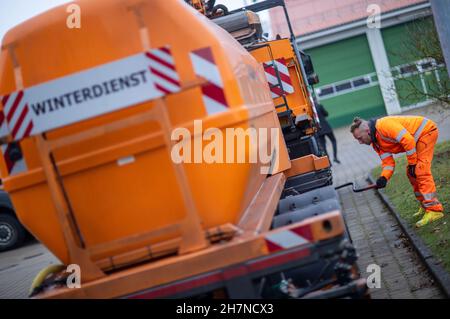 Consrade, Allemagne.24 novembre 2021.Un employé prépare un véhicule pour la pulvérisation de saumure dans les locaux du dépôt d'entretien routier.Environ 24,000 tonnes de sel sont stockées dans les 25 dépôts d'entretien routier de Mecklembourg-Poméranie occidentale.Au cours des prochains mois, plus de 500 employés seront en service en hiver pour garder les routes dégagées.Credit: Jens Büttner/dpa-Zentralbild/dpa/Alay Live News Banque D'Images