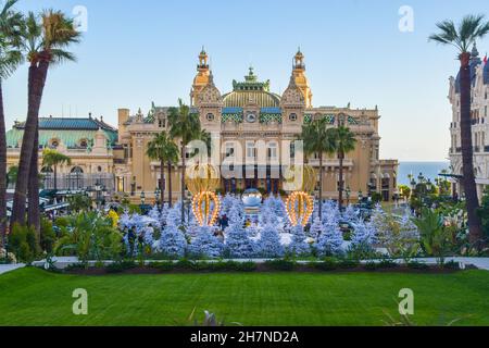 Arbres de Noël et fausse neige sur la place du Casino, Monte Carlo, Monaco, décembre 2019. Banque D'Images