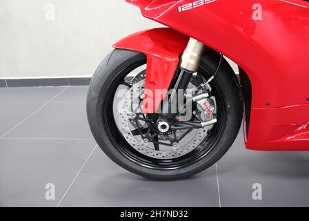 Moto Ducati 1299 S : gros plan de roue, isolé, rouge.São Paulo - São Paulo - Brésil.Mars 2017. Banque D'Images