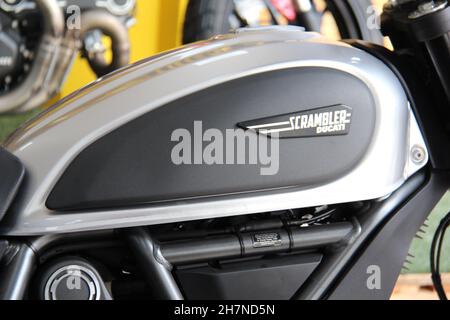 Moto Ducati Scrambler icône: Gros plan du réservoir de carburant personnalisé en noir et gris, isolé.São Paulo - São Paulo - Brésil.Mars 2017. Banque D'Images