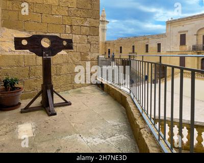 historischer Pranger vor Eingang von Altes Gefängnis ancienne prison de Zitadelle von Gozo, IR-Rabat Għawdex, Victoria, Insel Gozo, Malte,Europe Banque D'Images