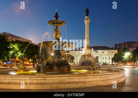 Lisbonne, Portugal.Praca Dom Pedro IV, communément connu sous le nom de Rossio.Crépuscule.Le bâtiment blanc est le Théâtre national, Teatro Nacional Dona Maria IITH Banque D'Images