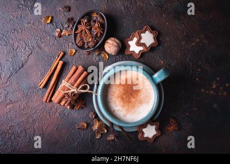 Vue de dessus de la traditionnelle maison de Noël boisson chaude Eggnog avec cannelle, anis, vanille, biscuits et noix Banque D'Images