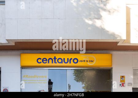 VALENCE, ESPAGNE - 23 NOVEMBRE 2021 : Centauro est une société espagnole de location de voitures Banque D'Images