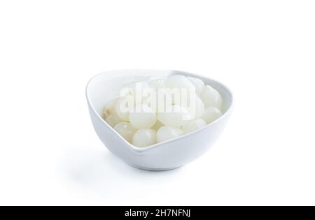 Petits oignons marinés dans une soucoupe blanche isolée sur du blanc Banque D'Images