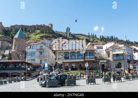 Hôtels et cafés dans le centre de la vieille ville de Tblisi, Géorgie, Caucase.Forteresse de Narikala au sommet de la colline Banque D'Images