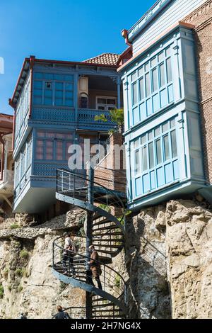 Maisons en bois historiques avec balcons ouverts et sculptés dans le quartier Abanotubani de la vieille ville de Tblisi, Géorgie, Caucase. Banque D'Images