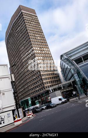 Victoria Londres Angleterre Royaume-Uni, novembre 21 2021, Portland House commercial Office and Retail Building à Bressenden place Victoria Londres Banque D'Images