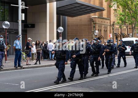 Plusieurs officiers de police et gendarmes peuvent être vus marcher dans la rue à Sydney, en Australie. Lors de manifestations contre les mandats du gouvernement en matière de vaccination. Banque D'Images