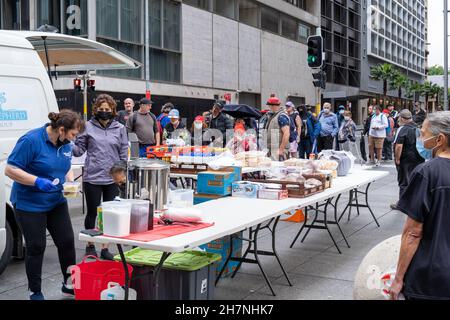 Concept de pauvreté en Australie.Concept de sans-abri.Les populations pauvres et défavorisées sont en ligne pour la nourriture en Australie, à Sydney. Banque D'Images