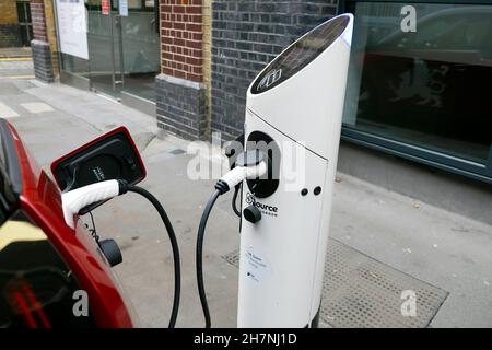 Recharge de voiture à la station de charge EV dans la rue dans l'est de Londres au Royaume-Uni Banque D'Images