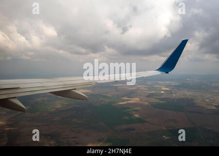 Vue sur l'atterrissage en avion à réaction à l'aéroport par mauvais temps. Concept de voyage et de transport aérien. Banque D'Images