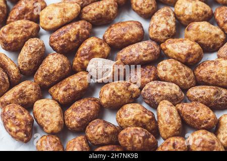 Pile d'amandes confites ou sucrées avec du miel et de la cannelle, gros plan.Des friandises de Noël traditionnelles pour les vacances Banque D'Images