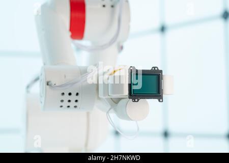 Bras du robot avec capteur d'image CCD et CMOS dans le manipulateur.Concept sur le thème de la vision artificielle et de la reconnaissance de modèle Banque D'Images