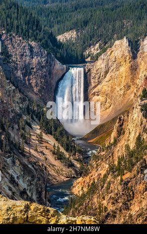 Lower Falls sur la rivière Yellowstone, vue depuis Artist point, parc national de Yellowstone, Wyoming, États-Unis Banque D'Images