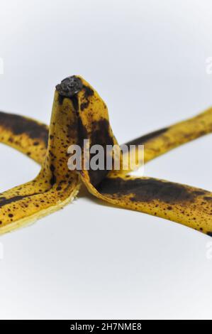 Peau d'une banane mûre sur fond blanc Banque D'Images