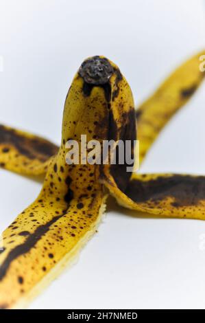 Peau d'une banane mûre sur fond blanc Banque D'Images