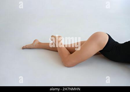 Des jambes féminines lisses sur fond blanc. Mockup pour un tatouage sur la cuisse ou la jambe inférieure. Banque D'Images