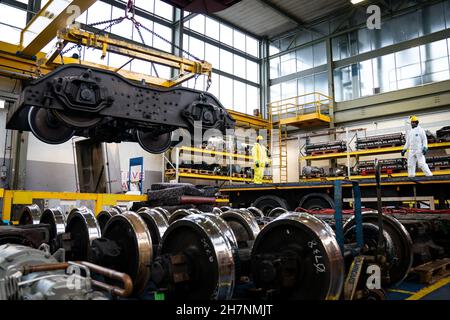 L'équipement de traction est déplacé au dépôt de Stonebridge Park, dans le nord de Londres.Date de la photo: Mercredi 24 novembre 2021. Banque D'Images