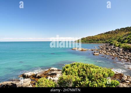 Vue sur l'océan depuis la plage rocheuse de Bluff, Nouvelle-Zélande.Bluff est une ville et un port maritime dans la région de Southland, sur la côte sud de l'île du Sud de N Banque D'Images