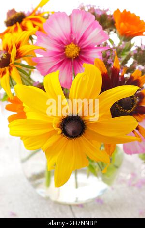 Fleur en vase. Arrangement informel de fleurs d'été dans un vase de pot en verre - cosmos, rudbeckia et soucis. ROYAUME-UNI Banque D'Images