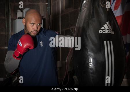 02/10/20, Angleterre.Frazer Clarke, médaillé de bronze au poids super lourd olympique, s'entraîne chez lui à Burton on Trent, au Royaume-Uni.Photo de Sam Banque D'Images