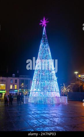 Sapin de Noël illuminé sur la place Williamson, dans le centre-ville de Liverpool Banque D'Images