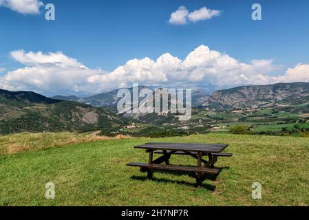 Table et bancs pour se reposer sur une colline avec vue sur les belles Alpes françaises en Provence Banque D'Images