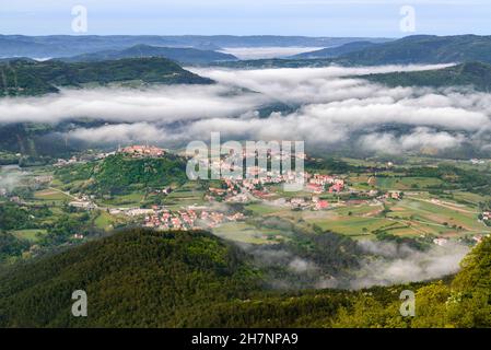 Nuages matinaux au-dessus de la vieille ville de Buzet, Croatie, beau paysage dans le lieu touristique attrayant Banque D'Images