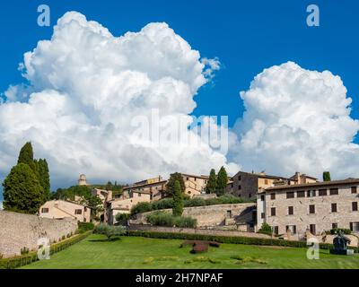 Vieille ville d'Assise. Célèbre pèlerinage et destination de voyage en Ombrie, Italie. Beau jardin de la basilique Saint François d'Assise. Banque D'Images