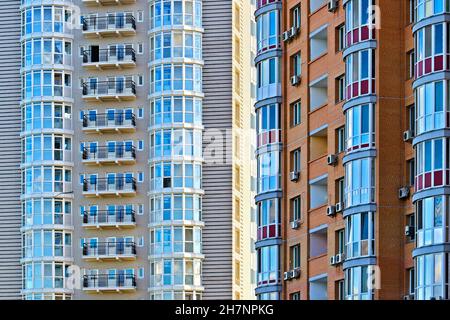 Gros plan sur les appartements modernes fenêtres dans les maisons à vivre Banque D'Images