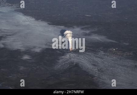 Vue de l'avion sur le terrain et sur deux cheminées énormes de la centrale thermique, qui déversent des colonnes de vapeur ou de fumée qui jettent le sha Banque D'Images