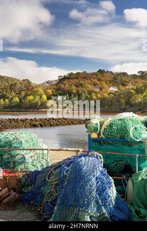 Filets de pêche colorés sur le port de Gairloch, nord-ouest de l'Écosse, Royaume-Uni. Banque D'Images