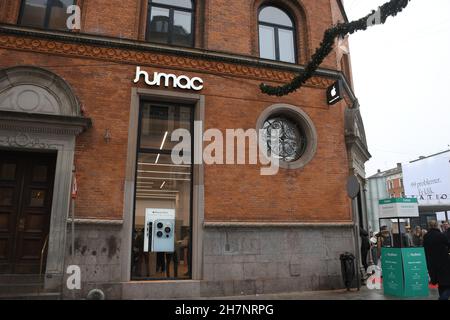 Copenhague/Danemark./24 novembre 2021 /Humac Premium Reselleer Apple product shops et shoppers en ligne pour visiter le nouveau magasin Humac dans la capitale danoise Copenhague Danemark.(Photo..Francis Joseph Dean/Dean Pictures) Banque D'Images