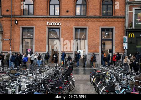 Copenhague/Danemark./24 novembre 2021 /Humac Premium Reselleer Apple product shops et shoppers en ligne pour visiter le nouveau magasin Humac dans la capitale danoise Copenhague Danemark.(Photo..Francis Joseph Dean/Dean Pictures) Banque D'Images