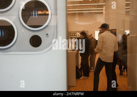 Copenhague/Danemark./24 novembre 2021 /Humac Premium Reselleer Apple product shops et shoppers en ligne pour visiter le nouveau magasin Humac dans la capitale danoise Copenhague Danemark.(Photo..Francis Joseph Dean/Dean Pictures) Banque D'Images