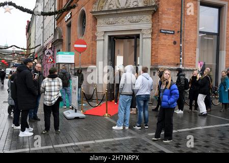 Copenhague/Danemark./24 novembre 2021 /Humac Premium Reselleer Apple product shops et shoppers en ligne pour visiter le nouveau magasin Humac dans la capitale danoise Copenhague Danemark.(Photo..Francis Joseph Dean/Dean Pictures) Banque D'Images